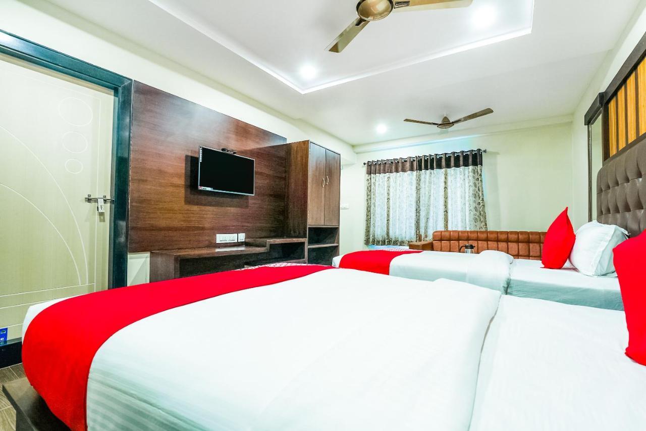 Oyo 16155 Hotel Dcm Grand Vijayawada Exterior photo